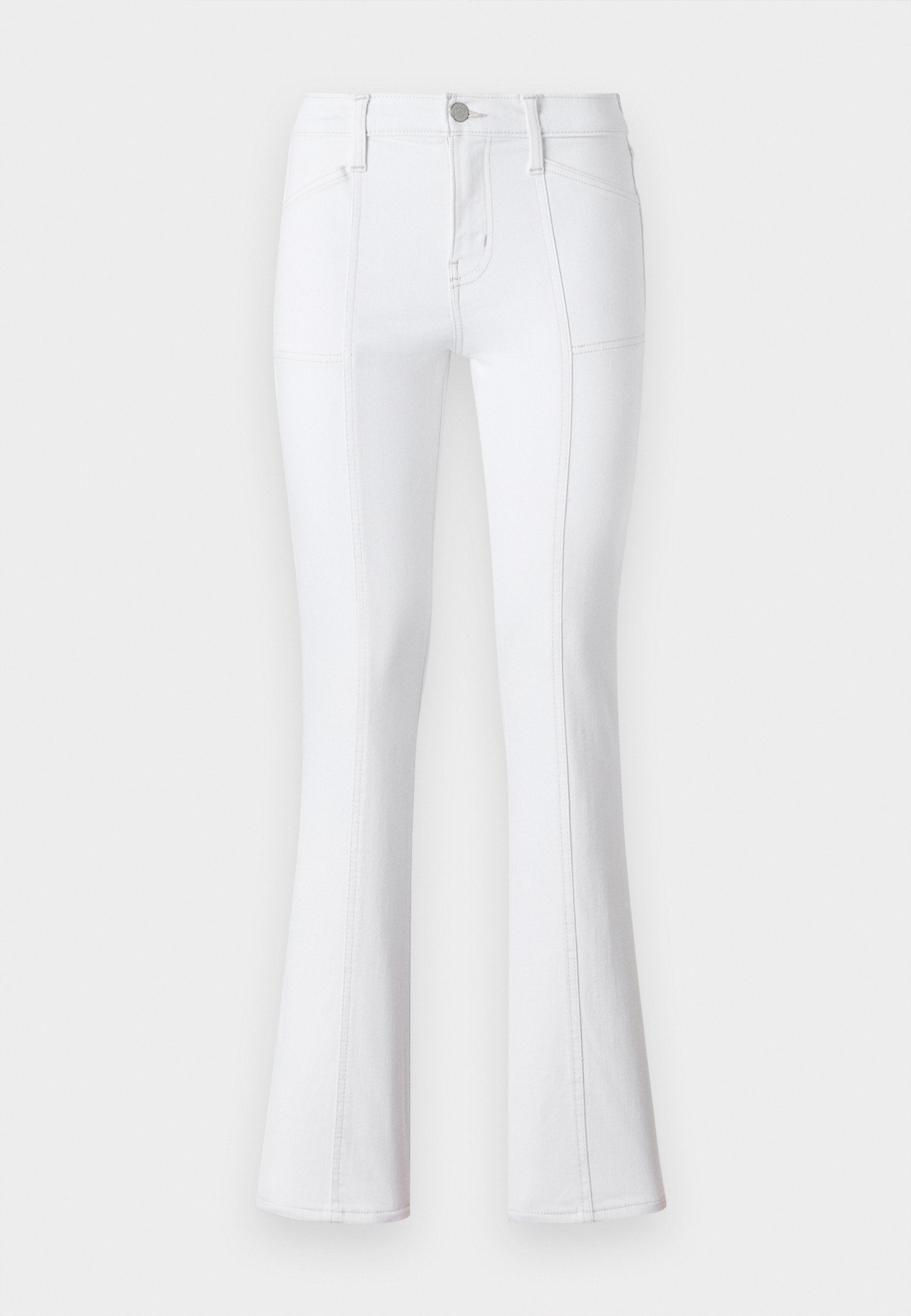 Weiße Denim-Flared-Jeans mit hoher Taille, kontrastierenden Nähten, vorderen Taschen und einem Reißverschluss. Glatte, robuste Stofftextur.