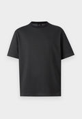 Schwarzes T-Shirt mit kurzen Ärmeln, einem dezenten dunkelgrauen geometrischen Muster und rundem Ausschnitt vor einem einfarbigen hellen Hintergrund.