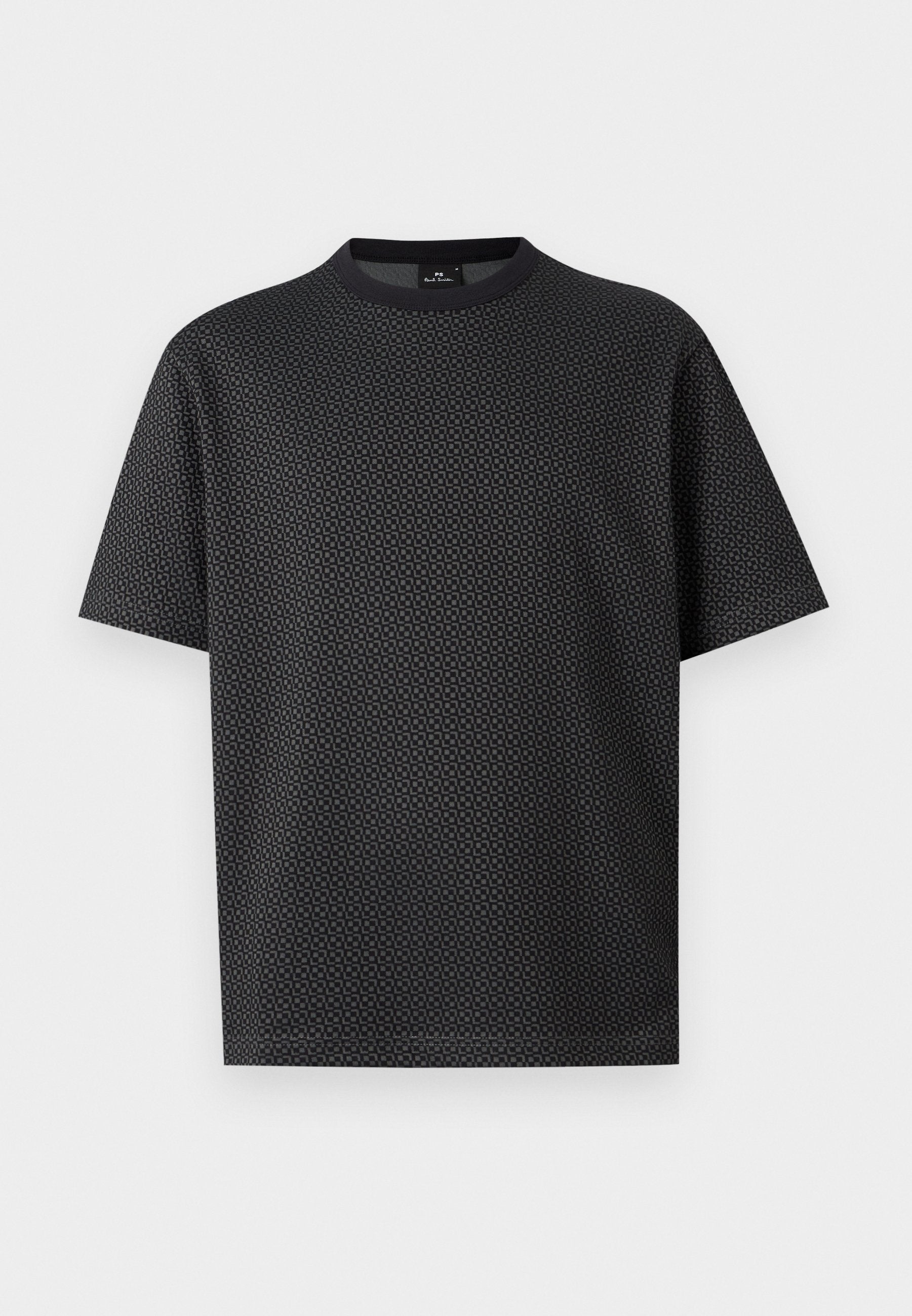 Schwarzes T-Shirt mit kurzen Ärmeln, einem dezenten dunkelgrauen geometrischen Muster und rundem Ausschnitt vor einem einfarbigen hellen Hintergrund.