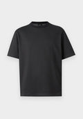 Schwarzes T-Shirt mit kurzen Ärmeln, einem dezenten dunkelgrauen geometrischen Muster und rundem Ausschnitt vor einem einfarbigen hellen Hintergrund.