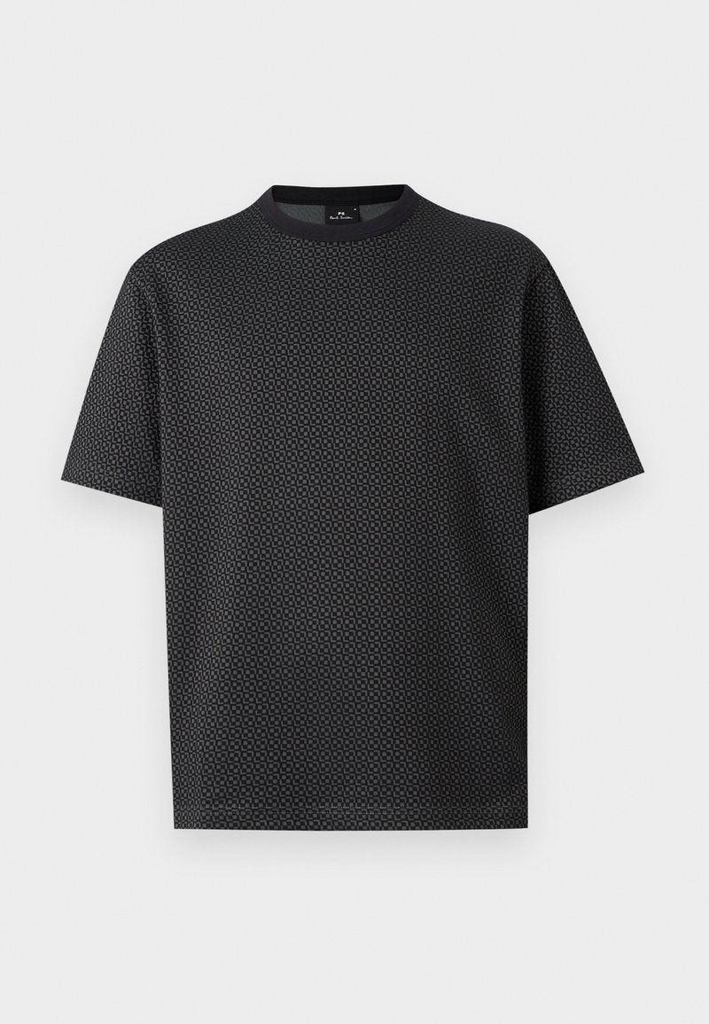 Schwarzes T-Shirt mit kurzen Ärmeln, einem dezenten dunkelgrauen geometrischen Muster und rundem Ausschnitt vor einem einfarbigen hellen Hintergrund.