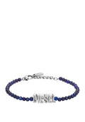 Armband mit blauen Steinperlen und einem metallischen „DIESEL“-Logo. Verfügt über einen silbernen Verschluss und eine Kette für die verstellbare Länge.
