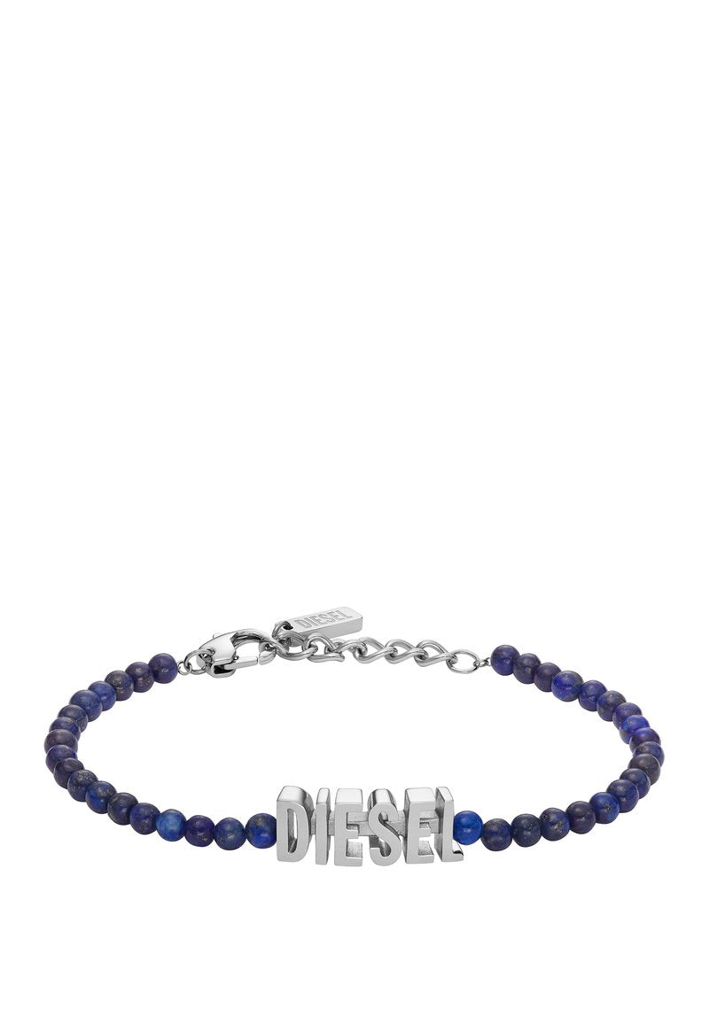 Armband mit blauen Steinperlen und einem metallischen „DIESEL“-Logo. Verfügt über einen silbernen Verschluss und eine Kette für die verstellbare Länge.