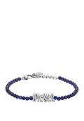 Armband mit blauen Steinperlen und einem metallischen „DIESEL“-Logo. Verfügt über einen silbernen Verschluss und eine Kette für die verstellbare Länge.