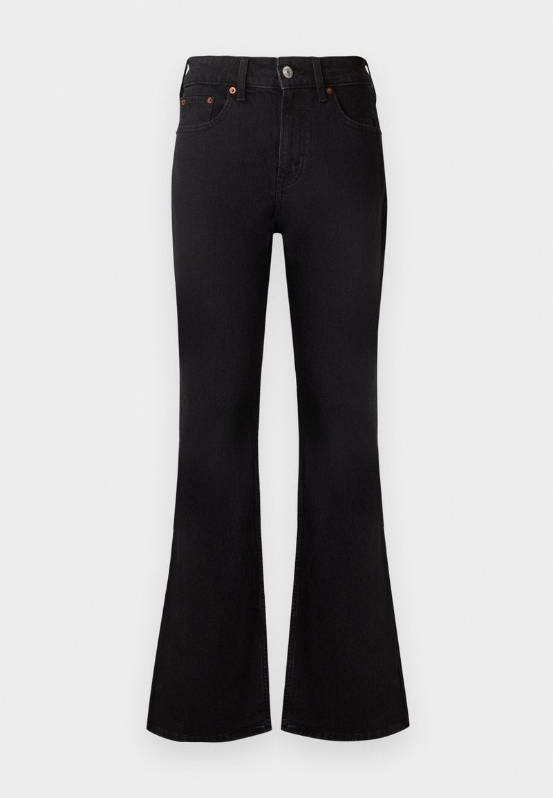 Schwarze, hoch taillierte Jeans mit ausgestelltem Bein, vorn mit Knopf und Reißverschluss, Fünf-Taschen-Design und Kupfernieten-Details auf weißem Hintergrund.