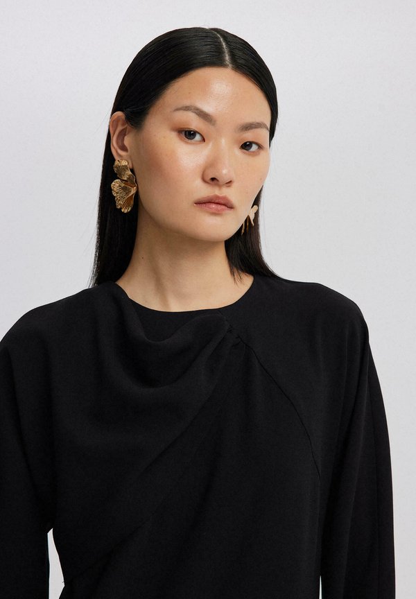 Touché Privé WITH ASYMMETRIC NECKLINE
