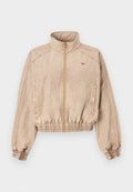 Beige Bomberjacke mit hohem Kragen, durchgehendem Reißverschluss, elastischem Saum, Seitentaschen und subtiler Textur. Verfügt über ein kleines rotes Logo auf der Brust.