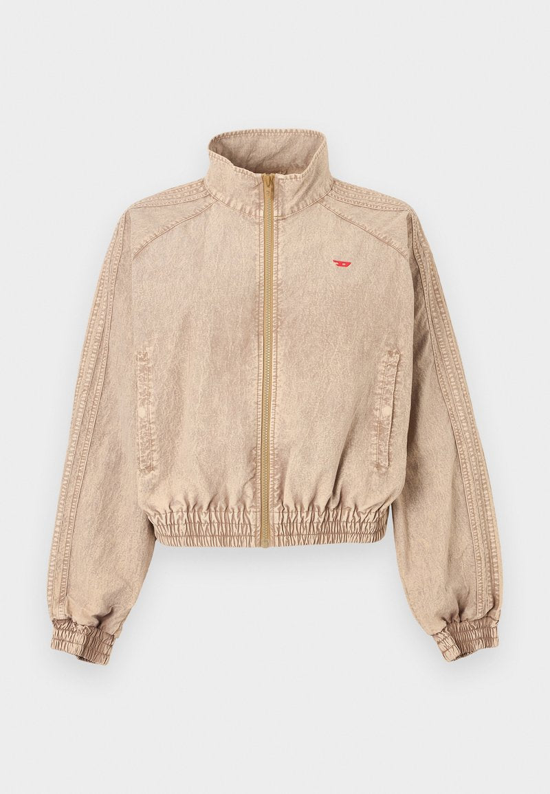 Beige Bomberjacke mit hohem Kragen, durchgehendem Reißverschluss, elastischem Saum, Seitentaschen und subtiler Textur. Verfügt über ein kleines rotes Logo auf der Brust.