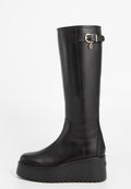 Schwarze Leder-Knöchelhohe Plattformstiefel mit glatter Oberfläche, einer breiten Gummisohle und einer dekorativen goldenen Schnalle seitlich.
