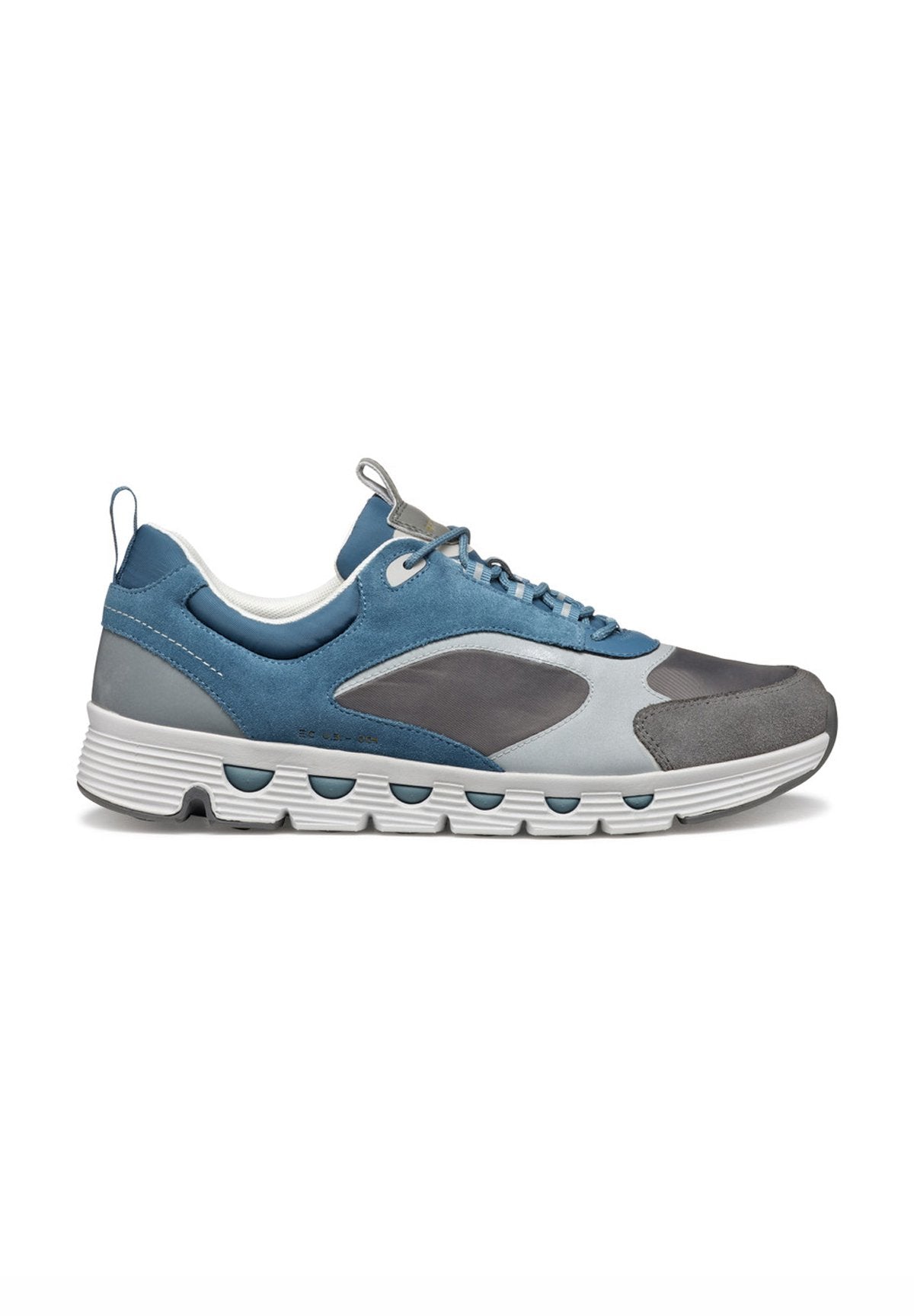 Sportliche Sneaker aus einer Kombination von blauen Wildleder- und grauen synthetischen Materialien, mit einer abgerundeten Zehenpartie, weißer Zwischensohle und strukturierter Gummisohle.