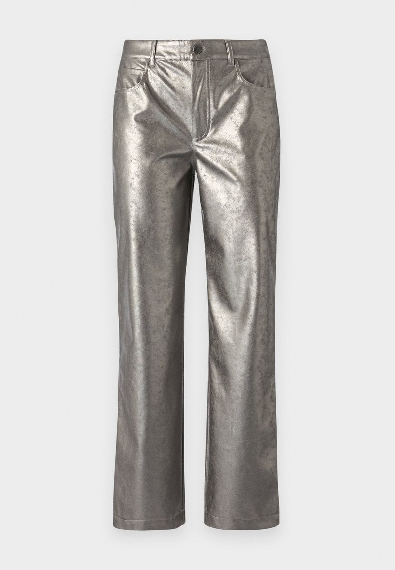 Metallic silberne Hose im geraden Schnitt, mit fünf Taschen und einem Knopfverschluss. Glatte Textur mit einem subtilen Glanz und minimalistischer Gestaltung.