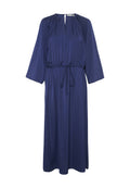 Navyblaues, knielanges Kleid mit weiten Ärmeln, gerafftem Taillen-Durchzug und dezenten Falten am Ausschnitt. Hergestellt aus einem glatten Stoff.