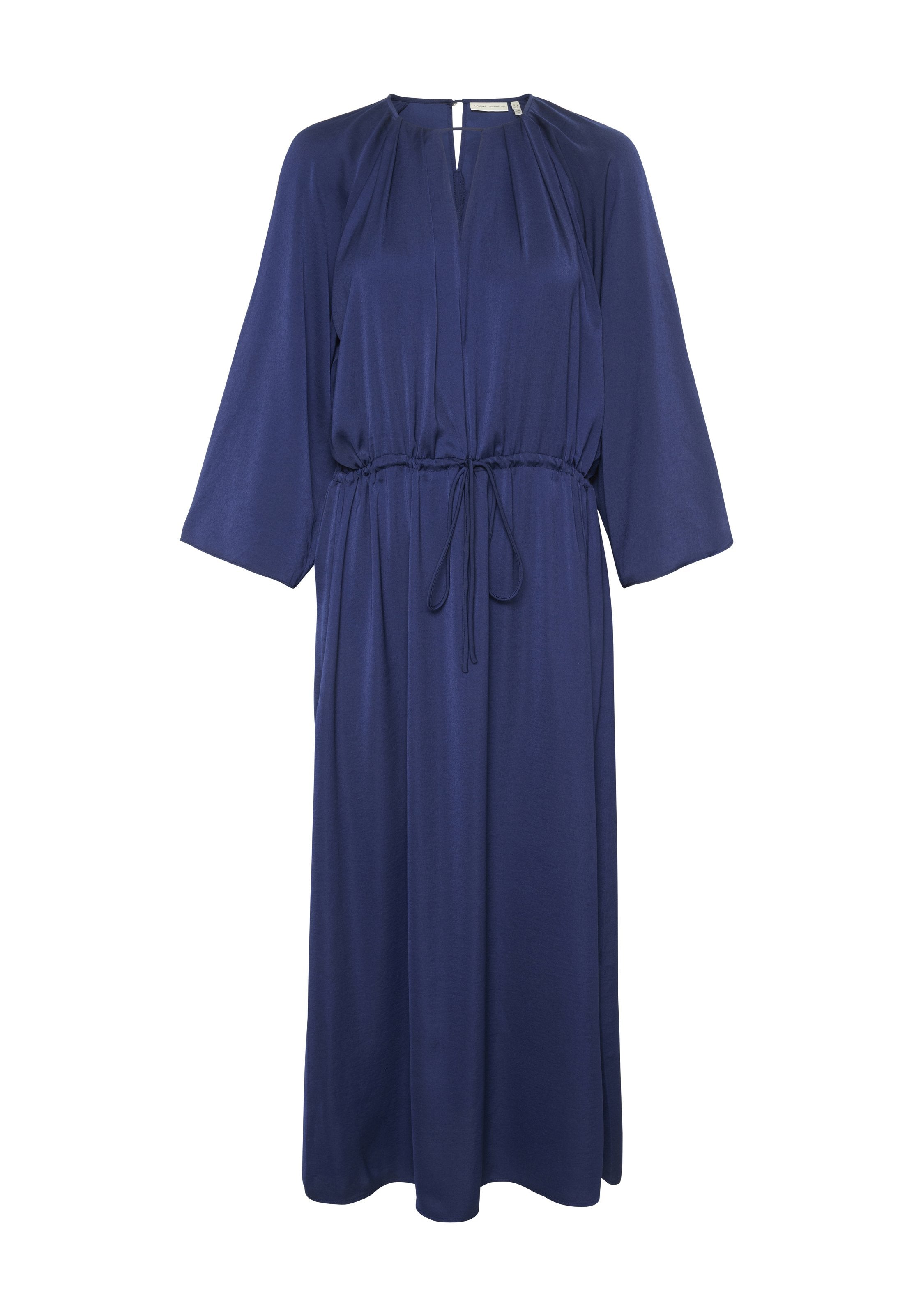 Navyblaues, knielanges Kleid mit weiten Ärmeln, gerafftem Taillen-Durchzug und dezenten Falten am Ausschnitt. Hergestellt aus einem glatten Stoff.