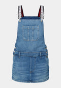 Jeansoverallkleid in Hellblau, mit verstellbaren Trägern und roten sowie weißen Akzenten. Verfügt über eine Fronttasche und metallene Knopfverschlüsse an den Seiten.