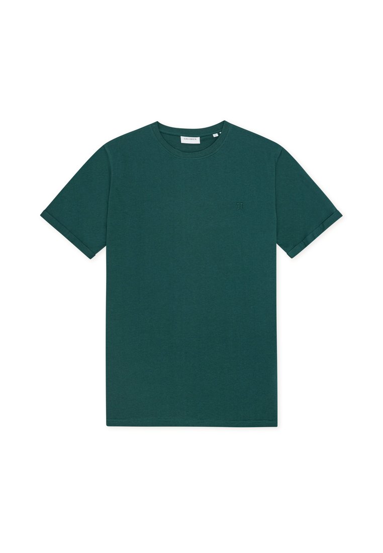 Grünes T-Shirt mit kurzen Ärmeln aus Baumwolle, mit rundem Ausschnitt und kleinem gesticktem Logo auf der linken Brustseite. Glatte Textur.