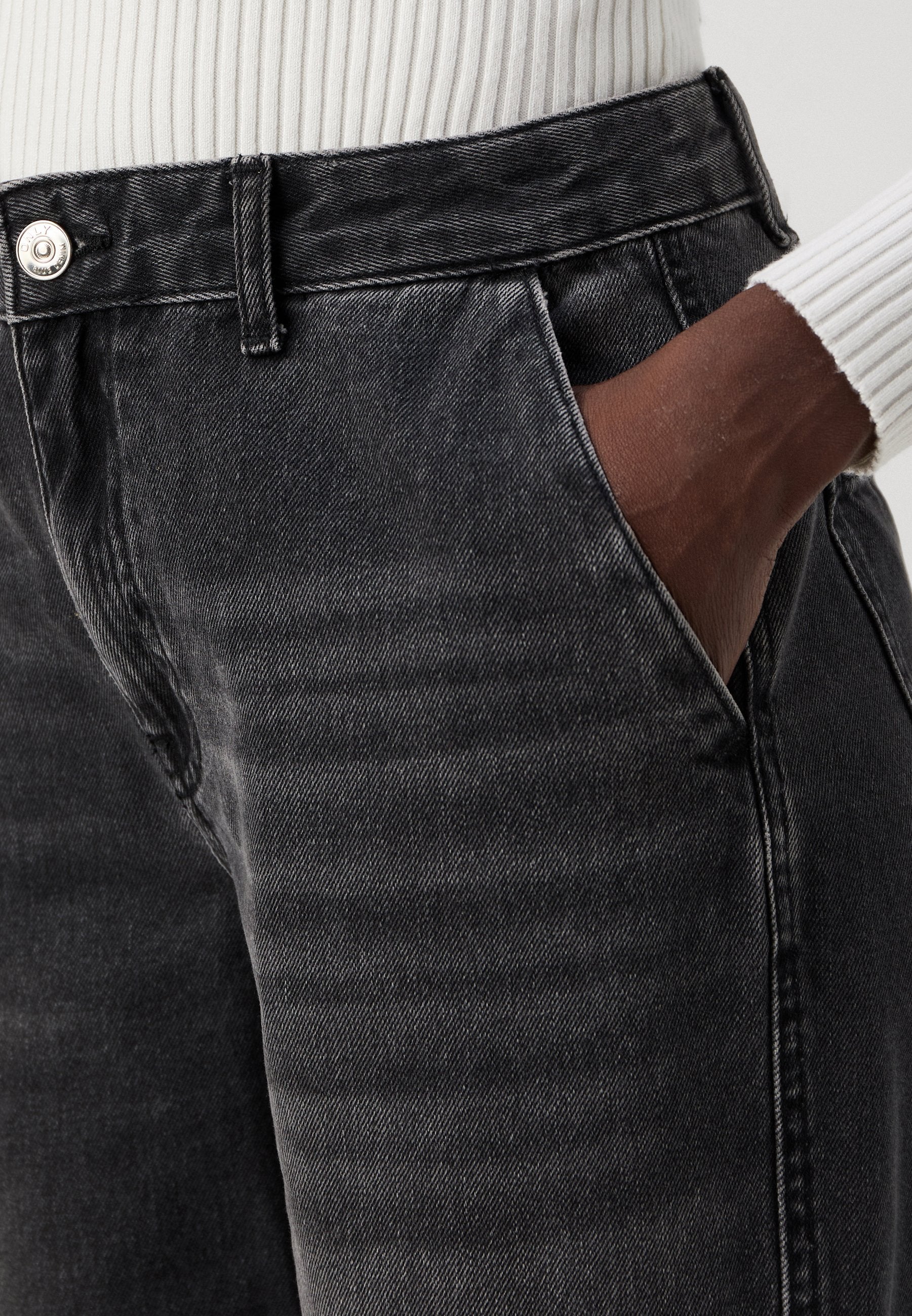 ONLJUNE CARGO Media 6