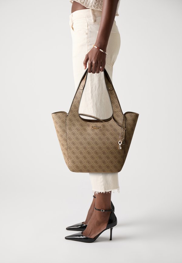 Guess CALISTA TOTE - Handbag - latte logo