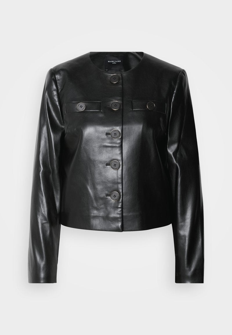 Schwarze, taillierte Lederjacke mit rundem Ausschnitt, fünf vorderen Knöpfen und zwei kleinen Klappentaschen. Glatte Textur mit glänzendem Finish.