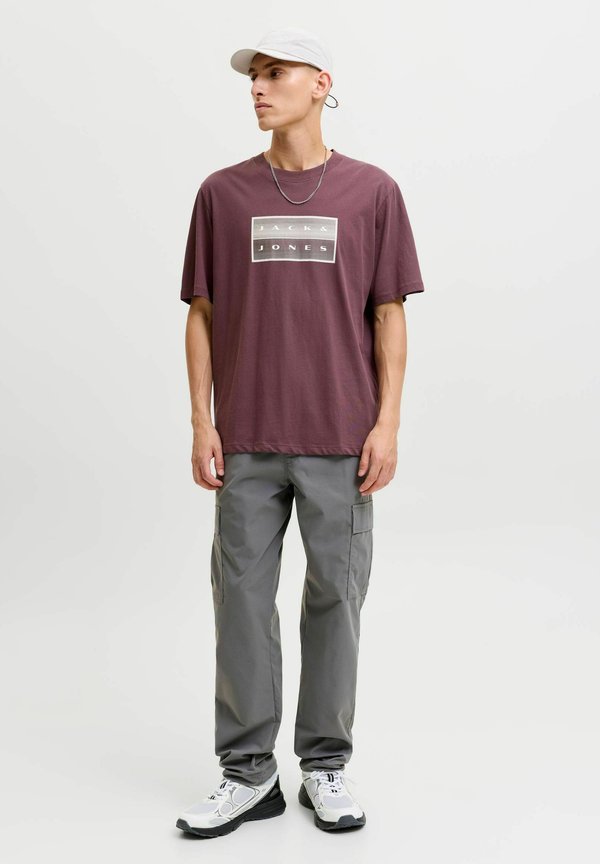 Jack & Jones JCOFUSION BOX PRINT TEE SS CN SN - Print T-shirt - fudge