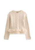 Strickpullover mit Zopfmuster in hellem Beige mit lockerem Sitz. Verfügt über strukturierte Muster und einen Fransenabschluss für zusätzliche Details.