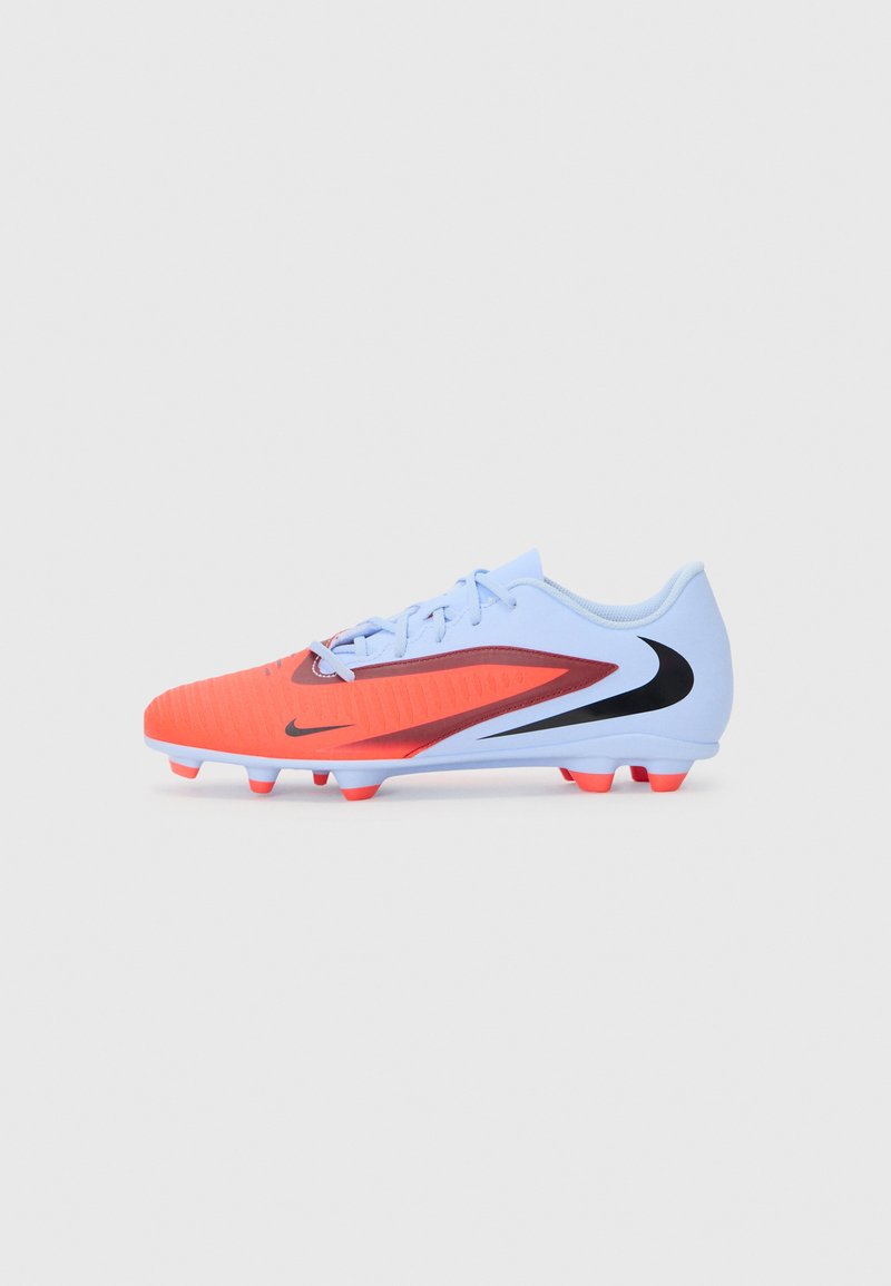 Nike Fußballschuh in einem lebhaften orange-blauen Farbschema, mit einer strukturierten Oberseite, schwarzen Akzenten und geformten roten Stollen für optimalen Halt.