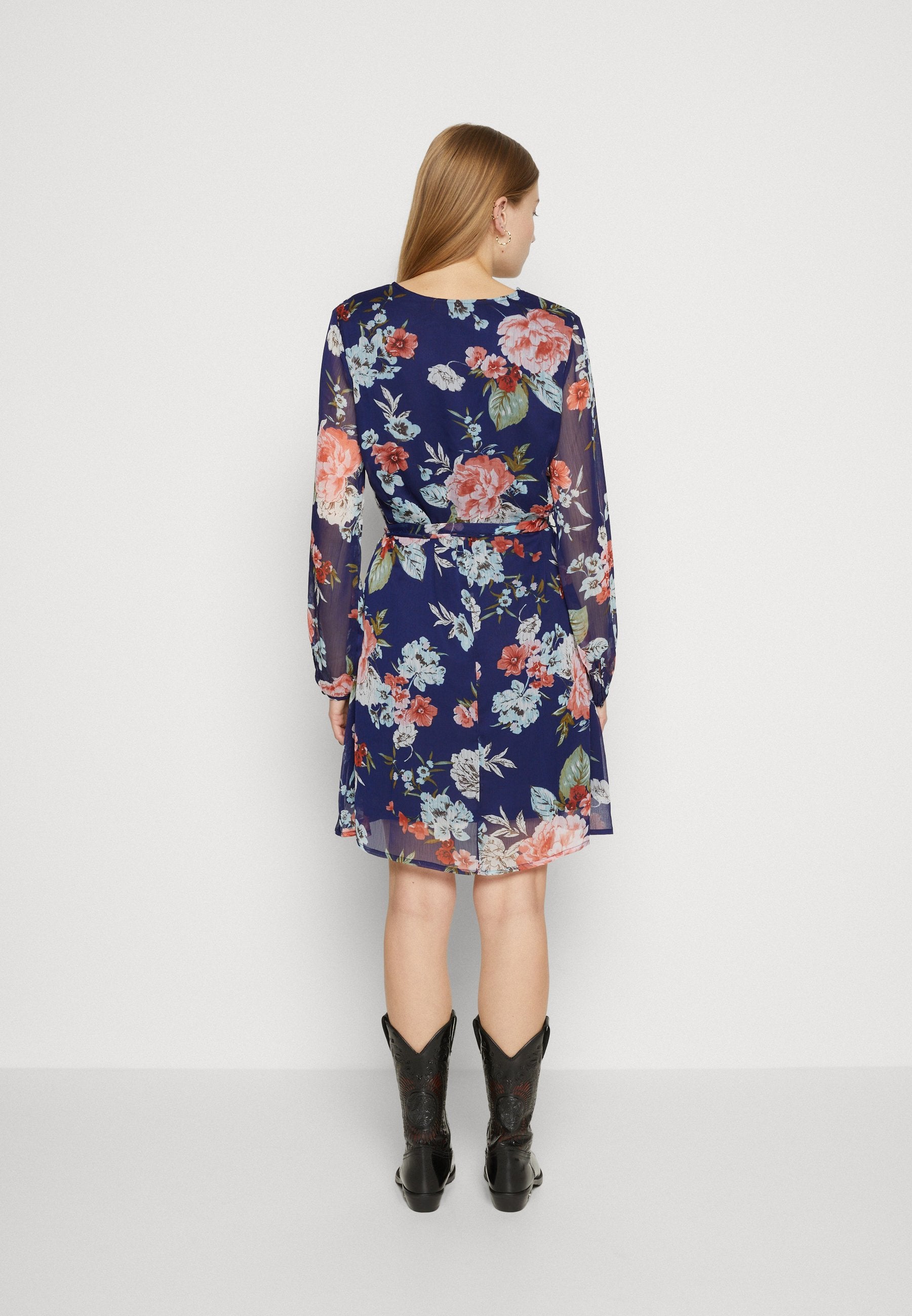 ONLSAGA V NECK BUTTON DRESS Media 4