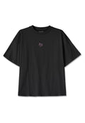 Schwarzes, übergroßes T-Shirt aus Baumwolle. Verfügt über einen runden Ausschnitt und kurze Ärmel. Beinhaltet ein kleines lila Logo auf der Vorderseite.