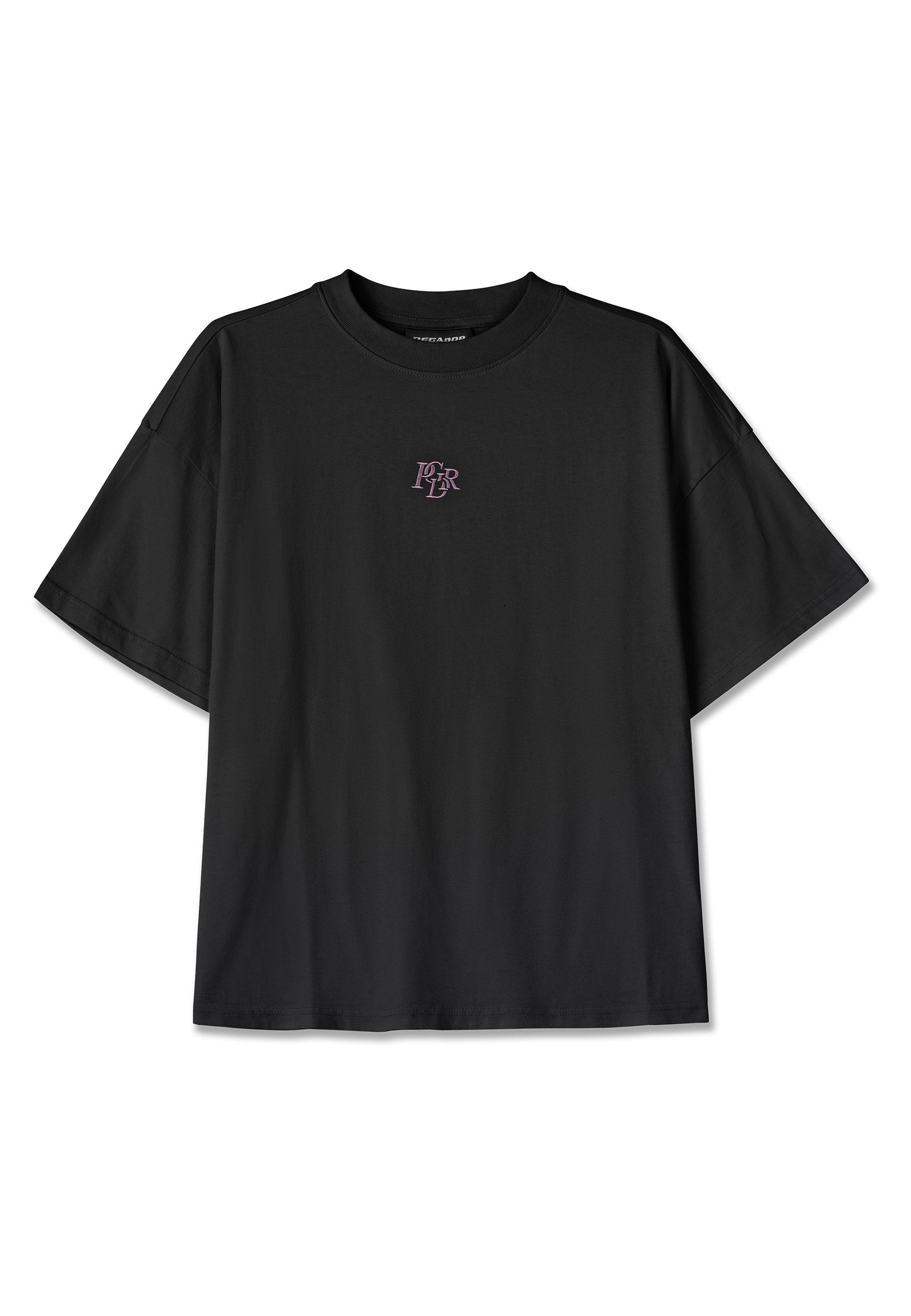 Schwarzes, übergroßes T-Shirt aus Baumwolle. Verfügt über einen runden Ausschnitt und kurze Ärmel. Beinhaltet ein kleines lila Logo auf der Vorderseite.