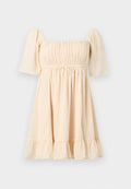 Beiges kurzes Kleid mit gepufften Ellbogenlangen Ärmeln, einem quadratischen Ausschnitt, gerafftem Oberteil, Kordelzug in der Taille und einem Rüschensaum.