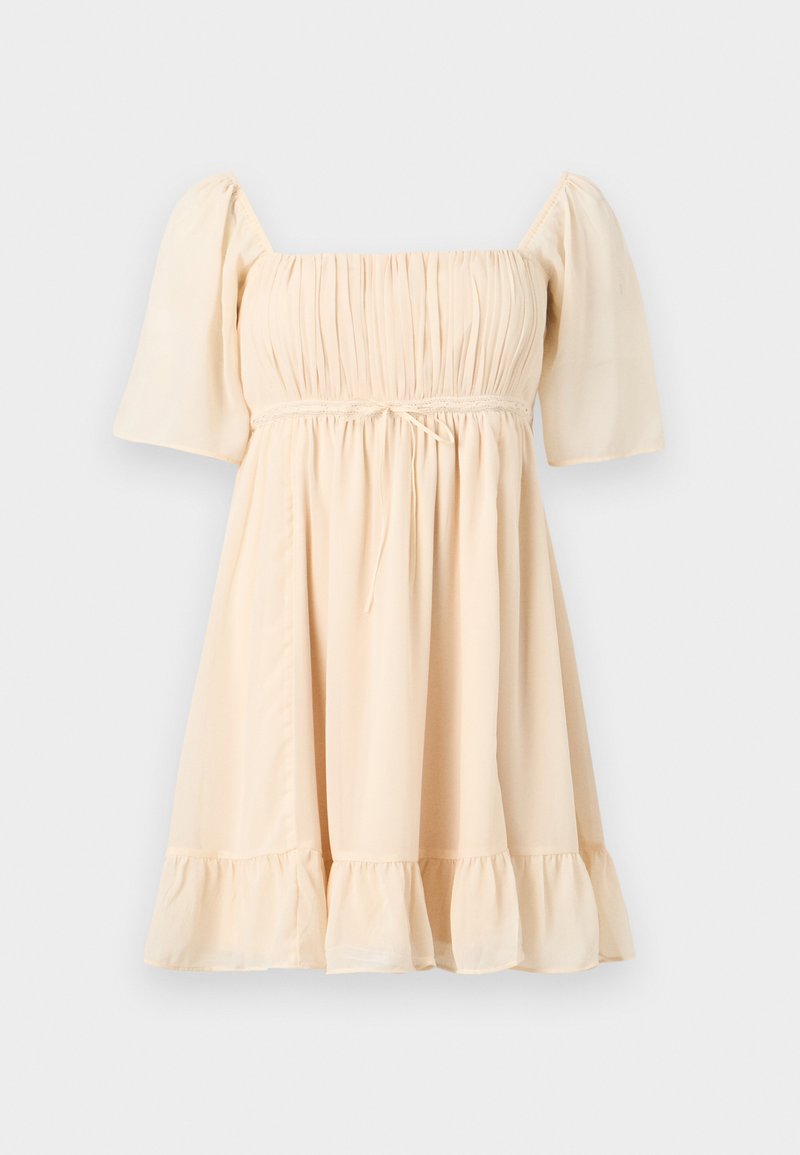Beiges kurzes Kleid mit gepufften Ellbogenlangen Ärmeln, einem quadratischen Ausschnitt, gerafftem Oberteil, Kordelzug in der Taille und einem Rüschensaum.