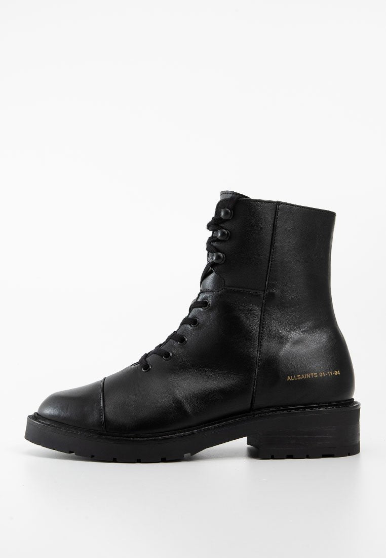 Schwarze Lederknöchelstiefel mit Schnürdesign, runder Zehenform, stabiler Sohle und geprägt "ALLSAINTS 01-11-94" Detail an der Seite.