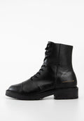 Schwarze Lederknöchelstiefel mit Schnürdesign, runder Zehenform, stabiler Sohle und geprägt "ALLSAINTS 01-11-94" Detail an der Seite.