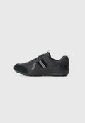 Schwarzer Sportschuh aus Wildleder und synthetischen Materialien, mit grauen Streifen, runder Spitze und strukturiertem Gummisohle.