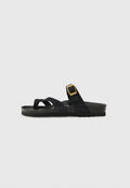 Schwarze Sandalen mit über Kreuz geflochtenen Riemen, aus Wildleder gefertigt. Sie verfügen über eine strukturierte Sohle und eine goldfarbene Schnalle an einem Riemen zur Anpassung.