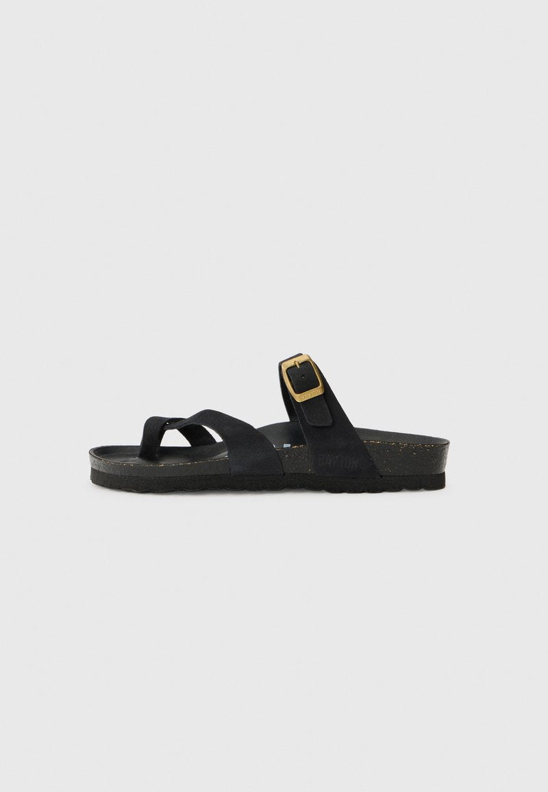 Schwarze Sandalen mit über Kreuz geflochtenen Riemen, aus Wildleder gefertigt. Sie verfügen über eine strukturierte Sohle und eine goldfarbene Schnalle an einem Riemen zur Anpassung.