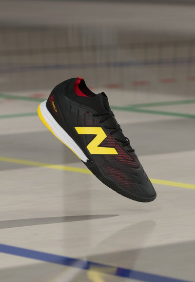 New Balance TEKELA V5 TEAM IN - Indoor football boots - black 100/punch yellow/fire cracker