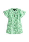 Grüne Bluse mit kurzen, schwingenden Ärmeln, versehen mit einem floralen Muster in Weiß, einer durchgehenden Knopfleiste und einem lässigen Schnitt.