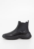 Schwarze Knöchelstiefel aus glattem Leder-Obermaterial, mit elastischen Seitenpaneelen und einer konturierten Gummisohle mit strukturierten Rillen.