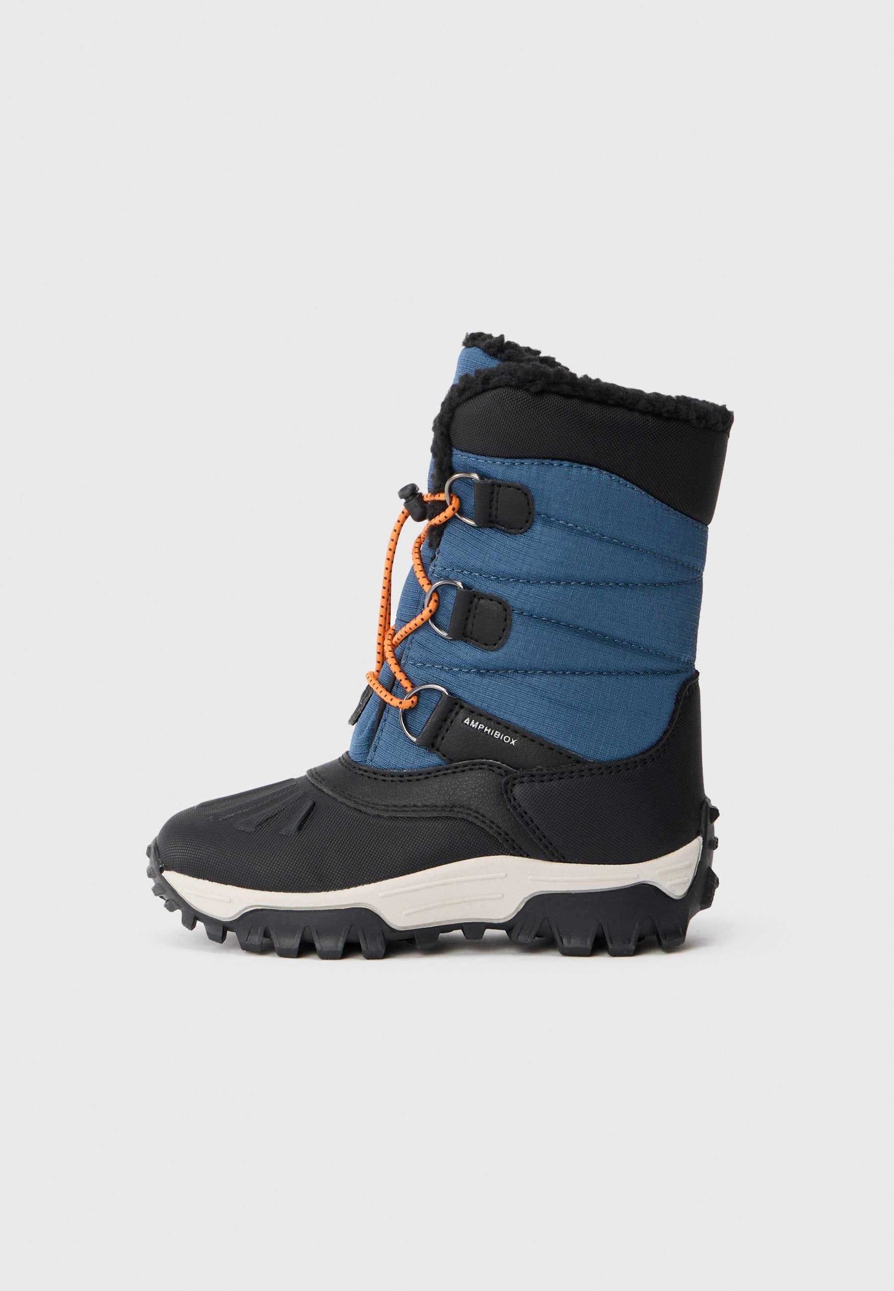 Blauer und schwarzer wasserdichter Schneestiefel mit geriffelter Gummisohle, gepolstertem Obermaterial, orangefarbenen Schnürsenkeln und Kunstfellfutter am Kragen.