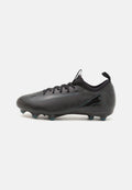 Schwarzer Fußballschuh mit einem schlanken Design, strukturiertem Obermaterial mit dezenten Linien, Schnürverschluss und türkisfarbenen Noppen an der Sohle.