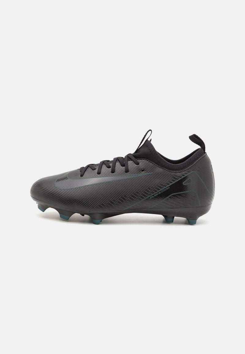 Schwarzer Fußballschuh mit einem schlanken Design, strukturiertem Obermaterial mit dezenten Linien, Schnürverschluss und türkisfarbenen Noppen an der Sohle.