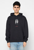 Schwarzer Kapuzenpullover aus Baumwolle. Verfügt über eine Kängurutasche vorne, eine Kapuze mit Kordelzug und einen weißen Grafikdruck mit rotem Text.