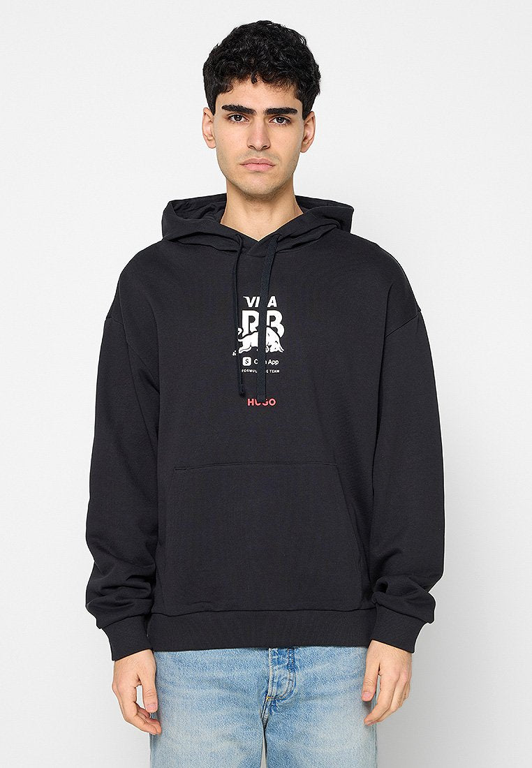 Schwarzer Kapuzenpullover aus Baumwolle. Verfügt über eine Kängurutasche vorne, eine Kapuze mit Kordelzug und einen weißen Grafikdruck mit rotem Text.