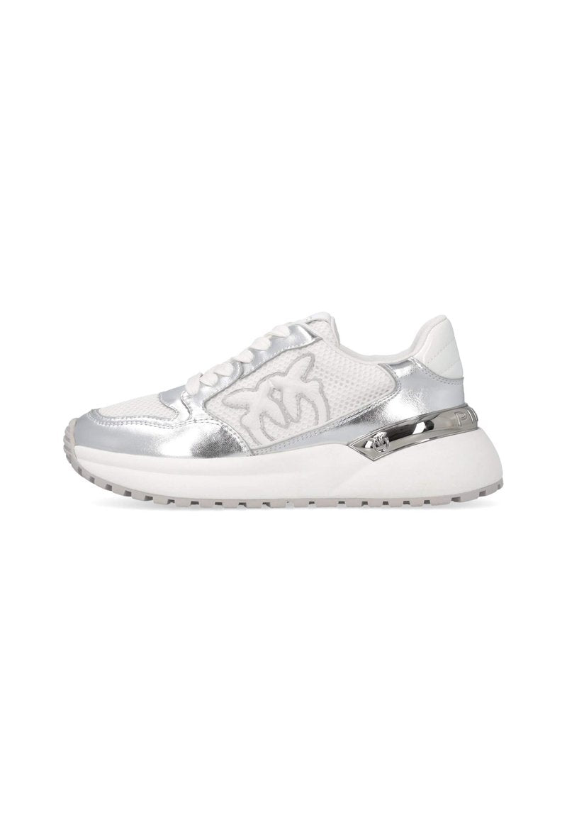 Weiße Sneaker mit silbernen Akzenten, aus Netzstoff, mit metallischen Details und einer dicken Gummisohle. Schnürsenkel und Logodesign an der Seite.