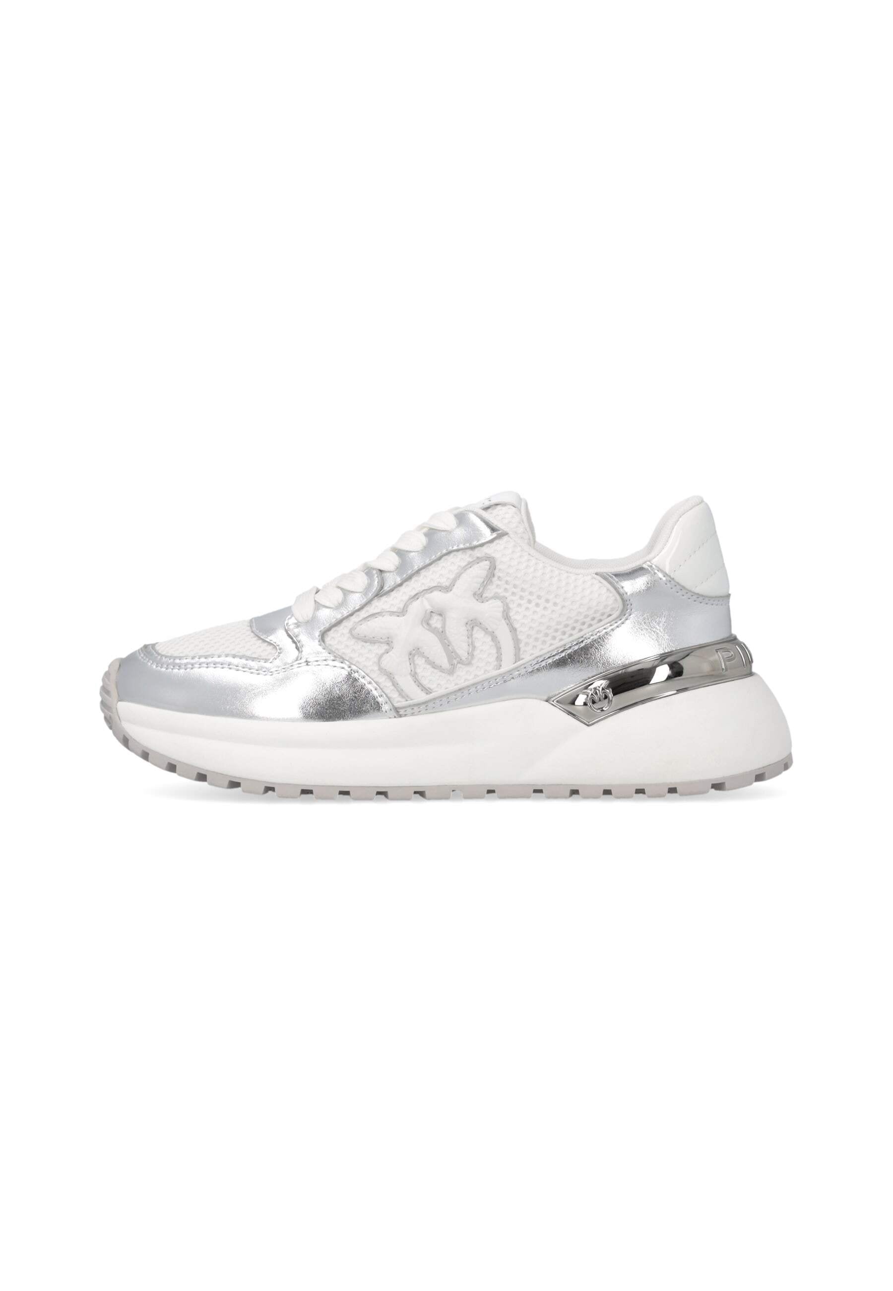 Weiße Sneaker mit silbernen Akzenten, aus Netzstoff, mit metallischen Details und einer dicken Gummisohle. Schnürsenkel und Logodesign an der Seite.