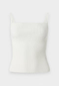 Weißes geripptes Tanktop aus einem elastischen Material, mit schmalen Trägern und einer figurschmeichelnden Silhouette, das durchgehend eine vertikale Textur aufweist.