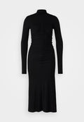 Schwarzes Langarmkleid mit hohem Kragen, das über geraffte Details entlang des Oberkörpers verfügt und eine enganliegende Silhouette hat, die am Saum leicht ausgestellt ist.