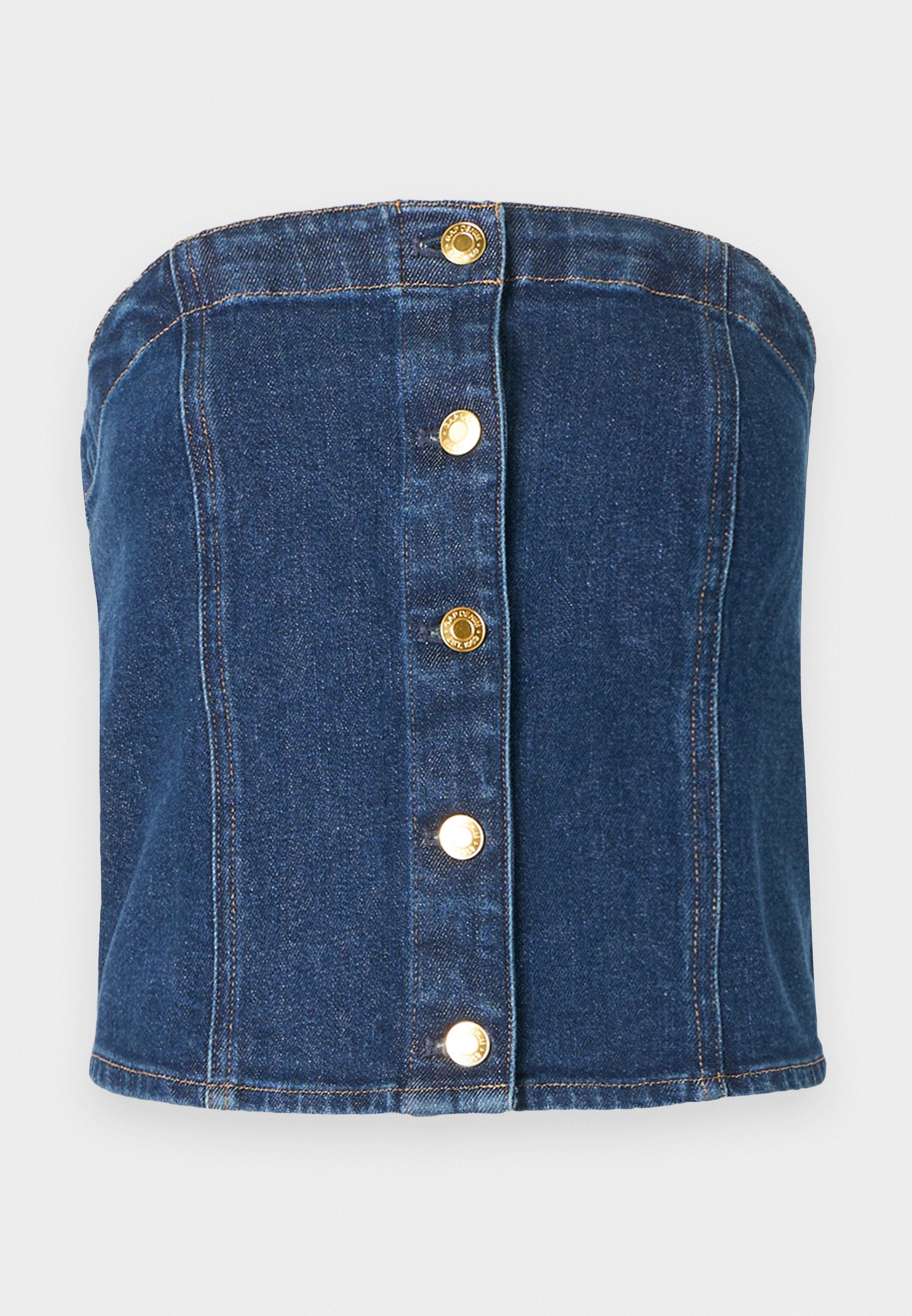 Trägelloses, blaues Denim-Crop-Top mit vertikalen Nähten und fünf goldfarbenen Metallknöpfen entlang der vorderen Mitte vor neutralem Hintergrund.