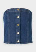 Trägelloses, blaues Denim-Crop-Top mit vertikalen Nähten und fünf goldfarbenen Metallknöpfen entlang der vorderen Mitte vor neutralem Hintergrund.