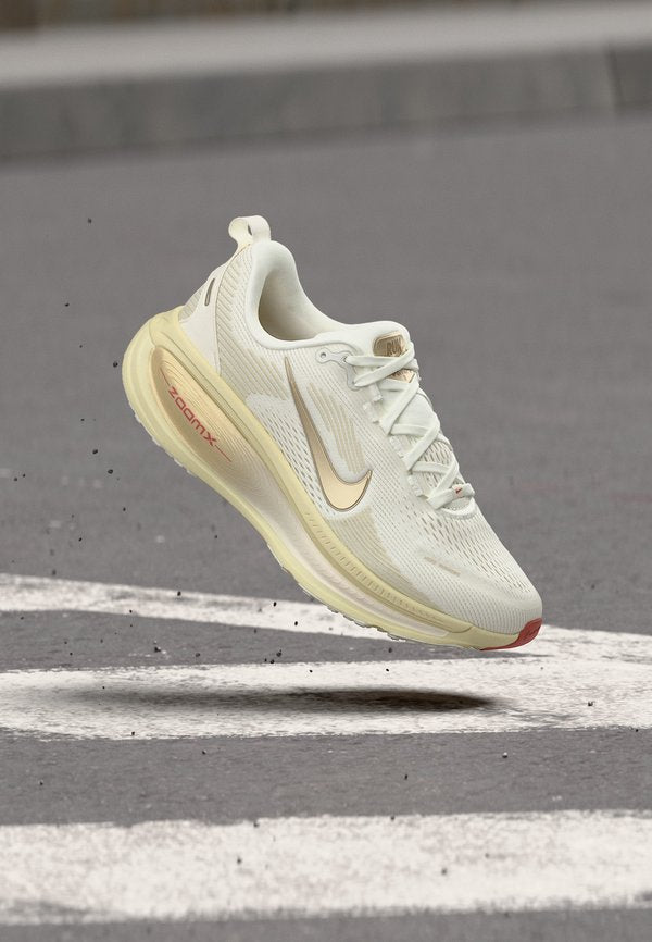 Nike Performance VOMERO 18 - Road running shoes - sail/metallic gold-coloured grain/light khaki/filbert/chalk/light redwood